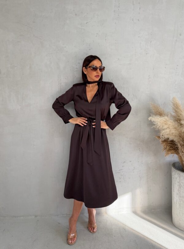 Midi braon satenska haljina dugih rukava sa V izrezom i pojasom i dekorativnim vezivanjem