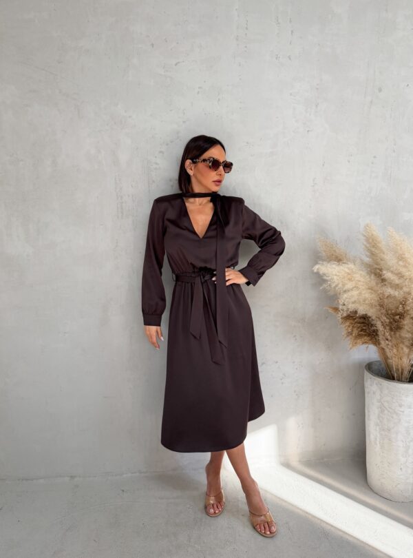 Midi braon satenska haljina dugih rukava sa V izrezom i pojasom i dekorativnim vezivanjem