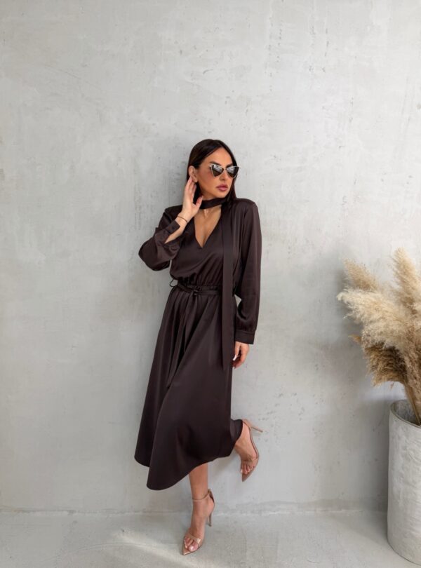 Midi braon satenska haljina dugih rukava sa V izrezom i pojasom i dekorativnim vezivanjem