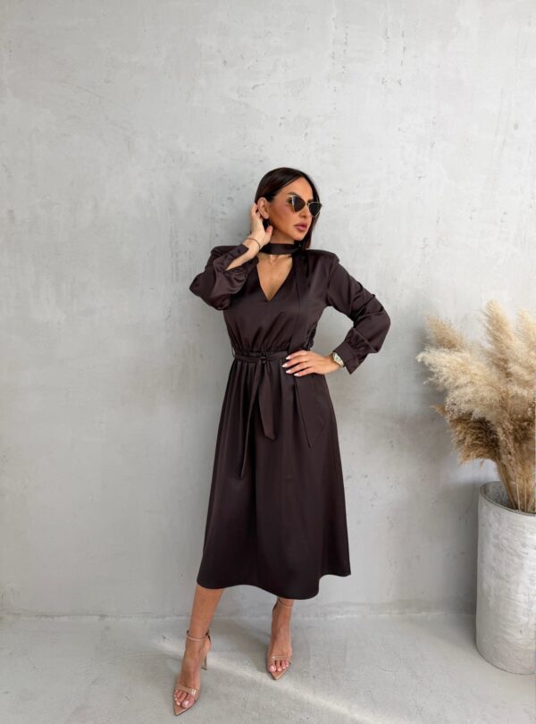 Midi braon satenska haljina dugih rukava sa V izrezom i pojasom i dekorativnim vezivanjem