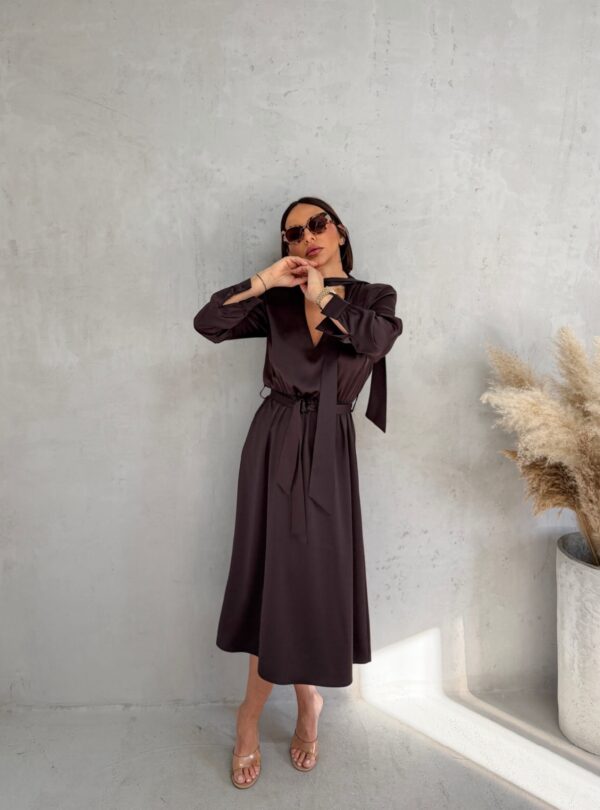 Midi braon satenska haljina dugih rukava sa V izrezom i pojasom i dekorativnim vezivanjem