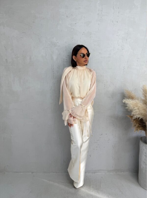 Bele trendi zvonaste pantalone visokog struka sa dekorativnim šavom