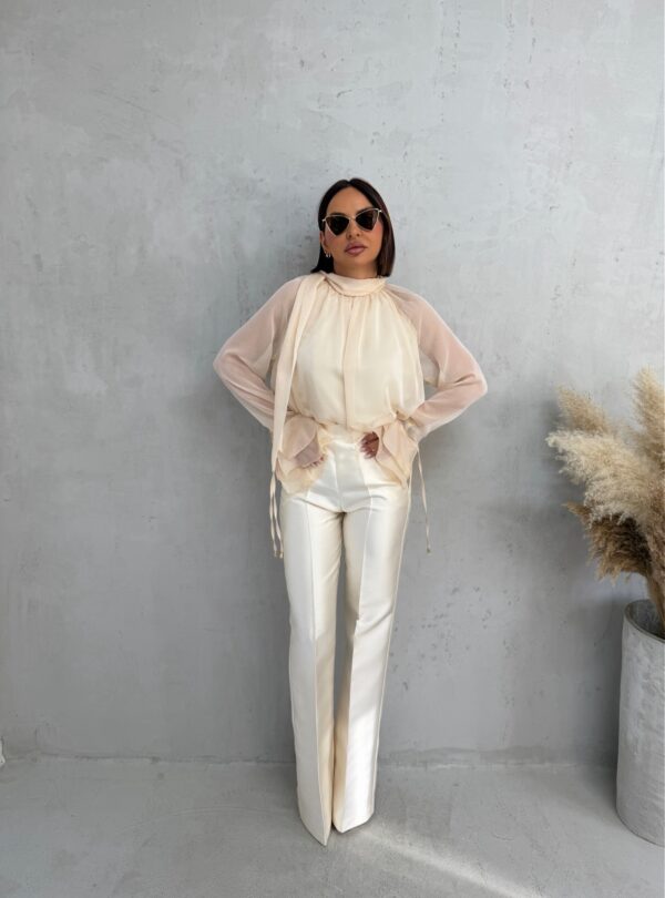 Bele trendi zvonaste pantalone visokog struka sa dekorativnim šavom