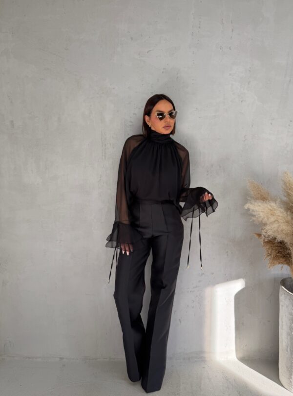 Crne trendi zvonaste pantalone visokog struka sa dekorativnim šavom