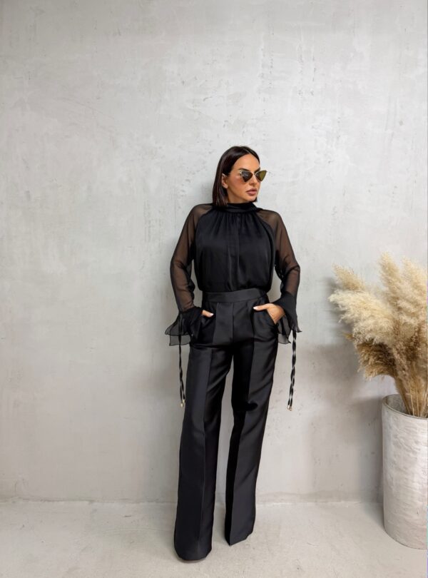 Crne trendi zvonaste pantalone visokog struka sa dekorativnim šavom