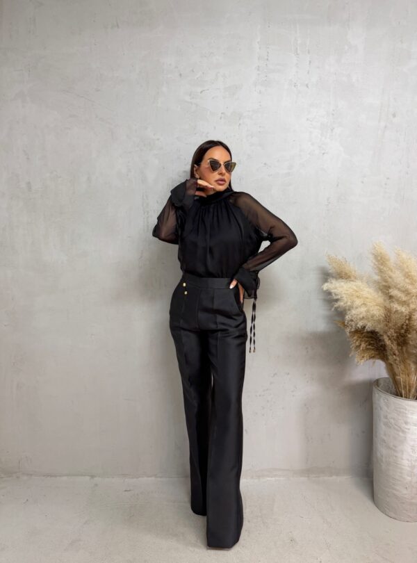 Crne trendi zvonaste pantalone visokog struka sa dekorativnim šavom