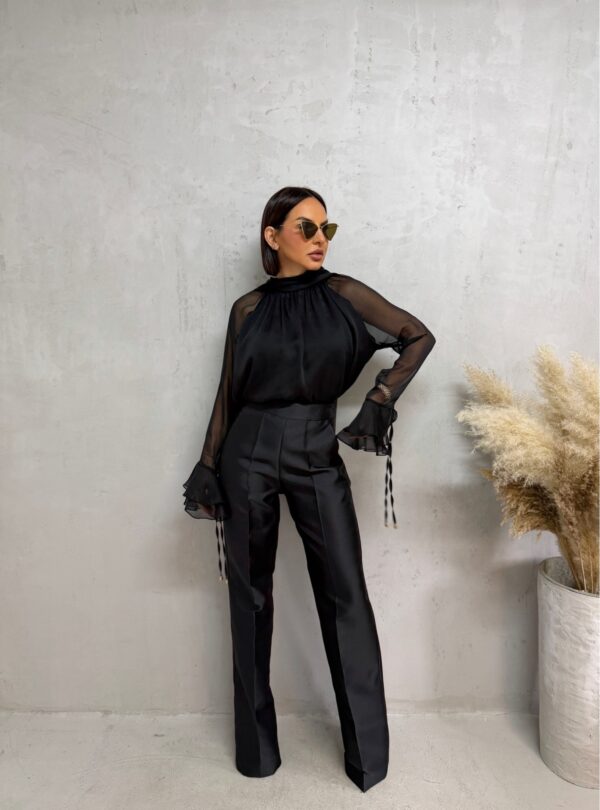 Crne trendi zvonaste pantalone visokog struka sa dekorativnim šavom