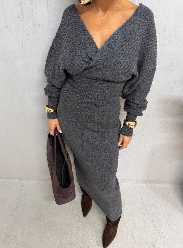 Komplet džempera i suknje od sive trikotaže