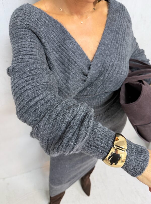 Komplet džempera i suknje od sive trikotaže