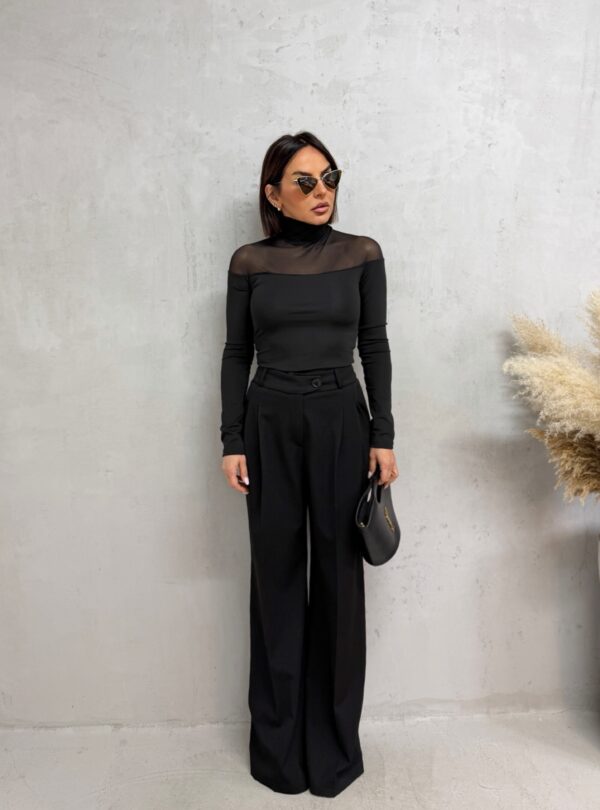 Crne trendi pantalone visokog struka, širokih nogavica i diskretnih falti