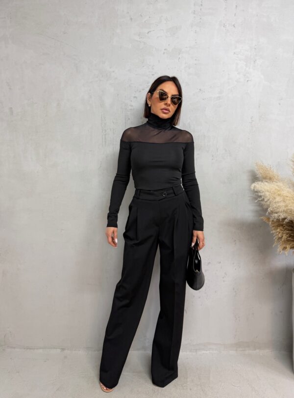 Crne trendi pantalone visokog struka, širokih nogavica i diskretnih falti