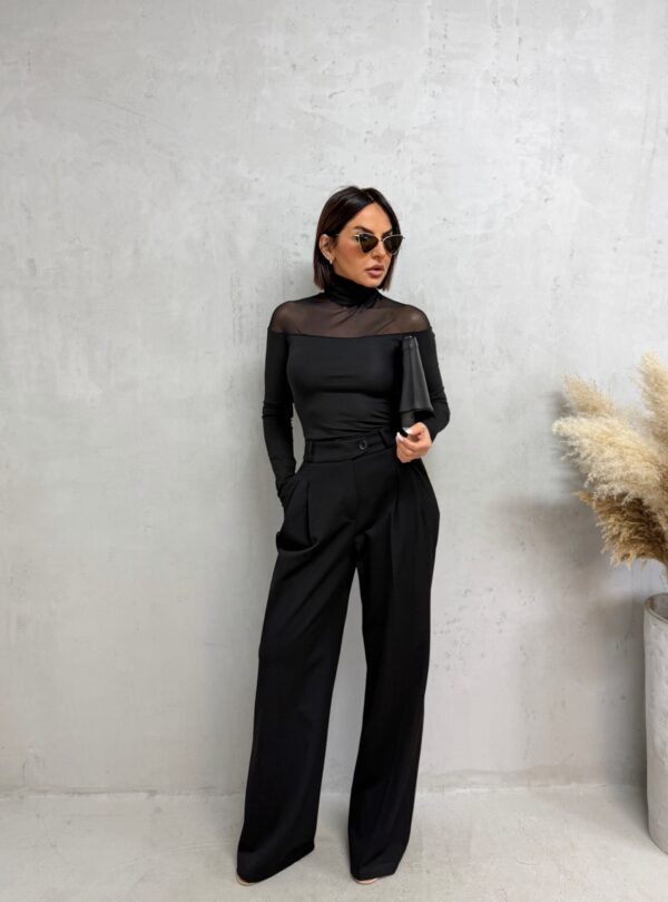 Crne trendi pantalone visokog struka, širokih nogavica i diskretnih falti