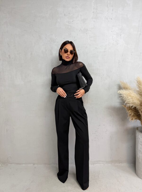Crne trendi pantalone visokog struka, širokih nogavica i diskretnih falti
