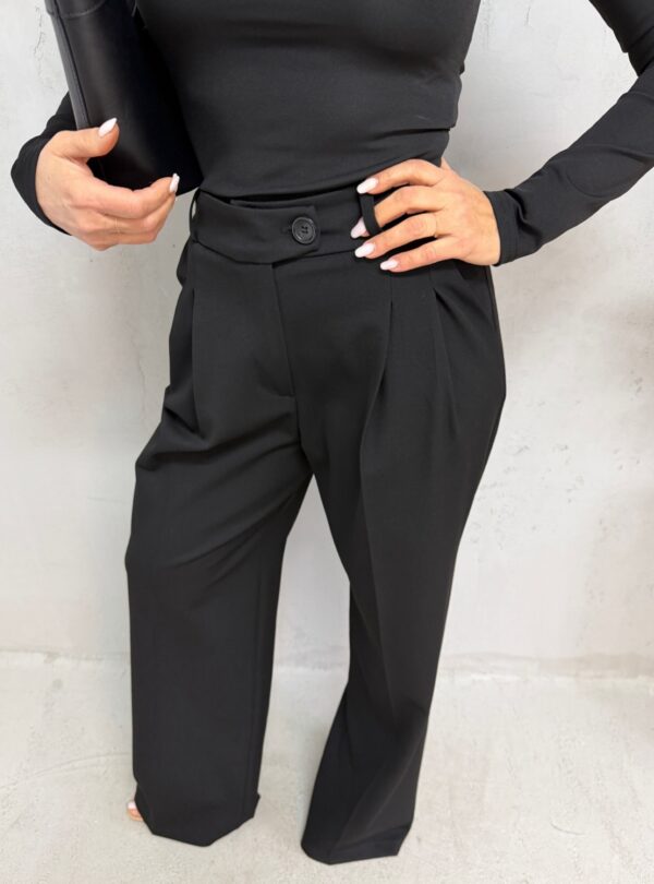 Crne trendi pantalone visokog struka, širokih nogavica i diskretnih falti
