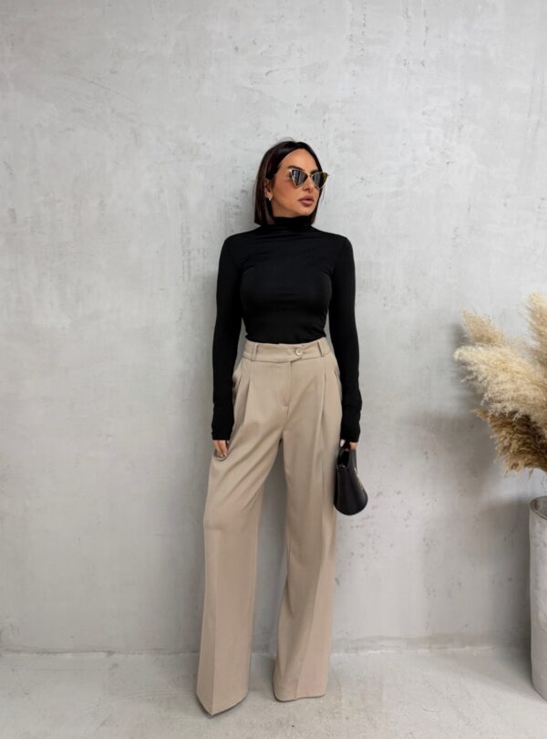Bež trendi pantalone visokog struka, širokih nogavica i diskretnih falti