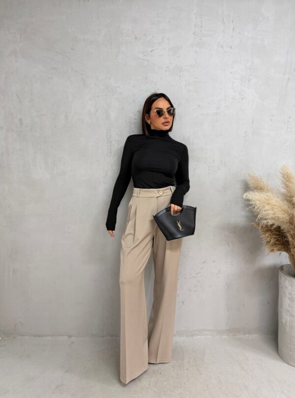 Bež trendi pantalone visokog struka, širokih nogavica i diskretnih falti