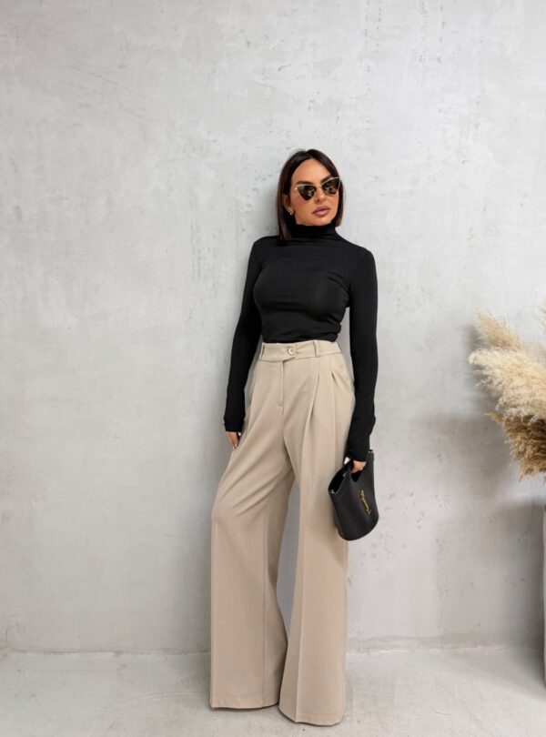 Bež trendi pantalone visokog struka, širokih nogavica i diskretnih falti