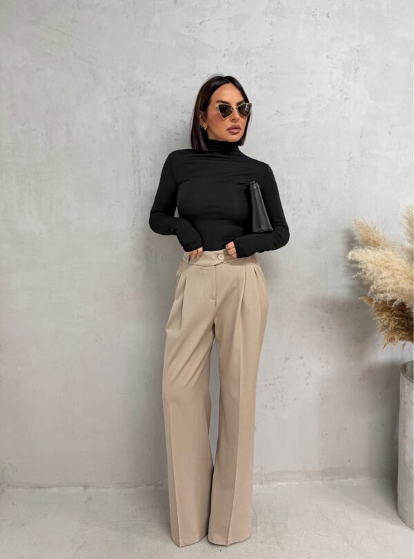 Bež trendi pantalone visokog struka, širokih nogavica i diskretnih falti