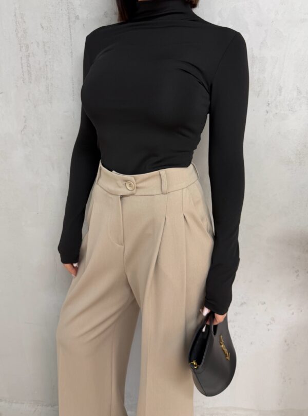 Bež trendi pantalone visokog struka, širokih nogavica i diskretnih falti