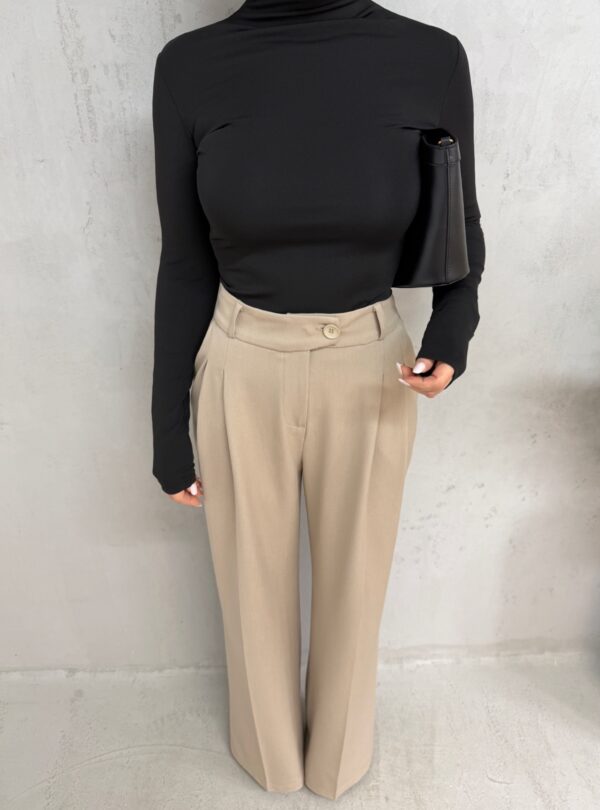 Bež trendi pantalone visokog struka, širokih nogavica i diskretnih falti