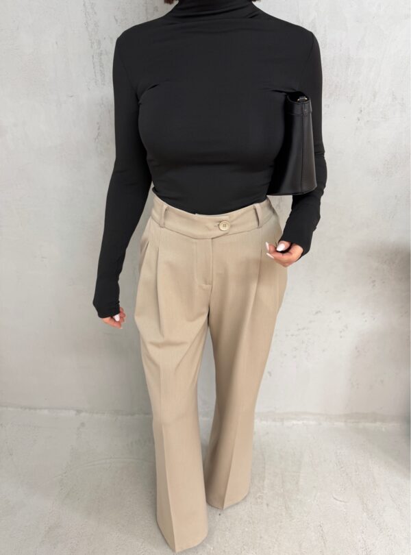 Bež trendi pantalone visokog struka, širokih nogavica i diskretnih falti