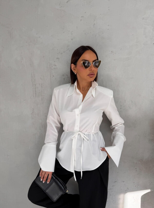 Basic bela košulja visokih manžetni, strukirana pojasem na vezivanje sa naramenicama