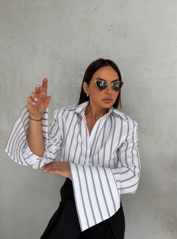 Basic prugasta bela košulja sa crnim prugama, visokih manžetni