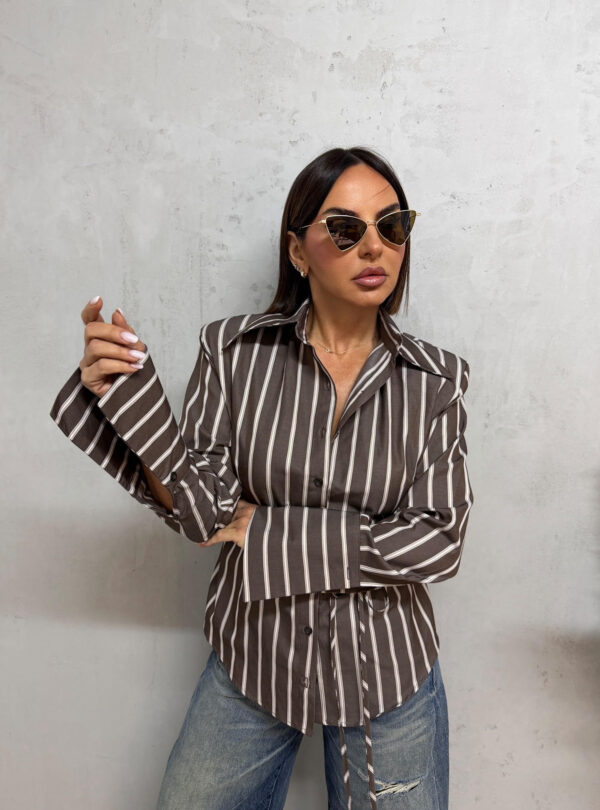Basic braon bela prugasta košulja visokih manžetni, strukirana pojasem na vezivanje sa naramenicama