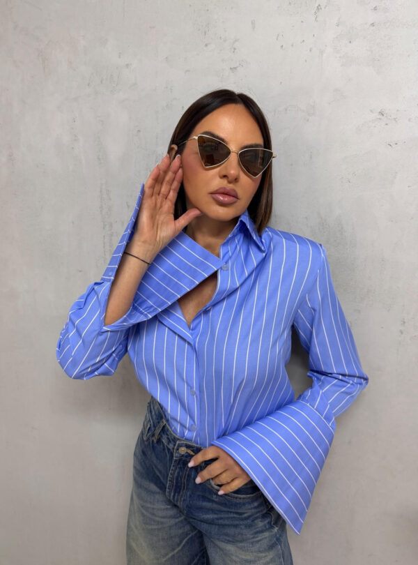 Basic prugasta plava košulja sa belim prugama, visokih manžetni