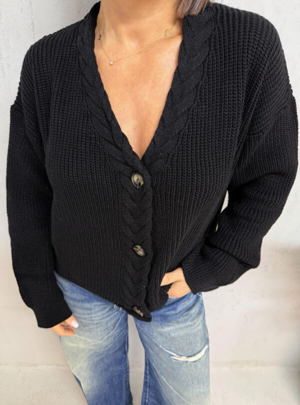 Crni džemper na kopčanje sa radom u vidu kika