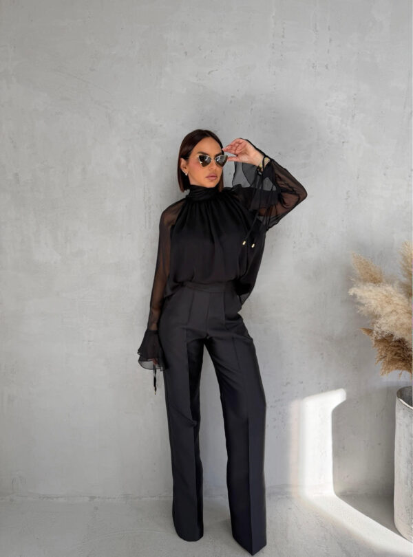 Crna lepršava polu-transparentna bluza sa karnerima na krajevima rukava i dekorativnim vezivanjem oko vrata