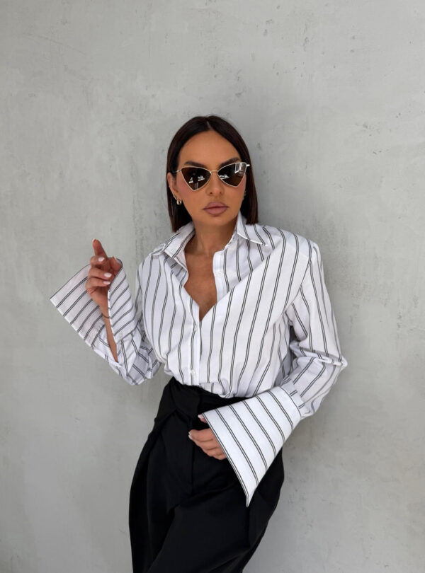 Basic prugasta bela košulja sa crnim prugama, visokih manžetni