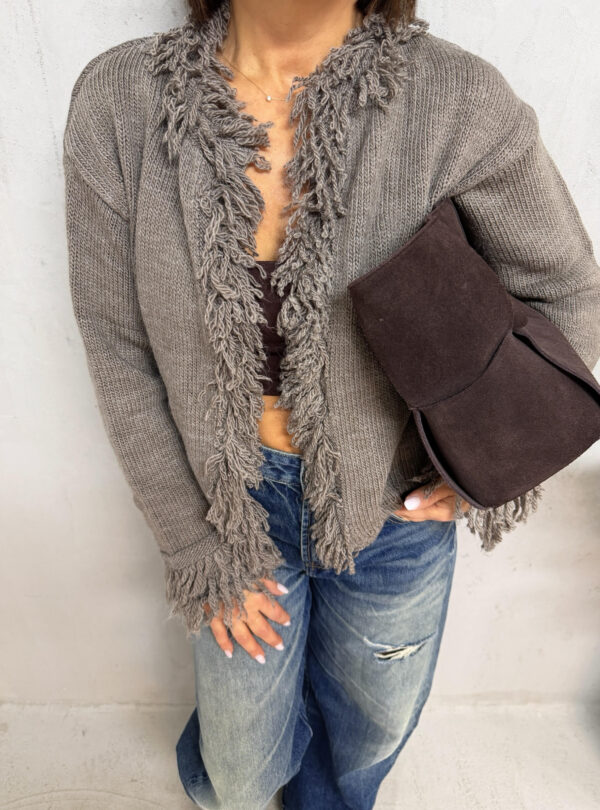 Sivi džemper bez kopčanja sa ukrasnim resama