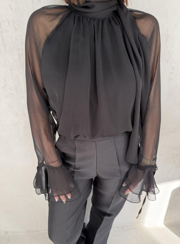 Crna lepršava polu-transparentna bluza sa karnerima na krajevima rukava i dekorativnim vezivanjem oko vrata