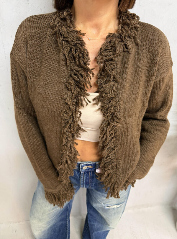 Braon džemper bez kopčanja sa ukrasnim resama