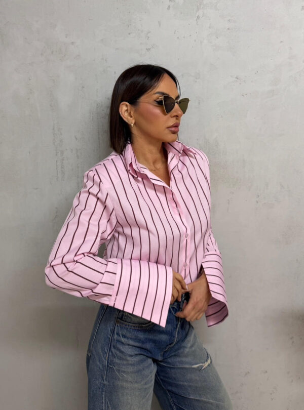 Basic prugasta roze košulja sa braon prugama, visokih manžetni
