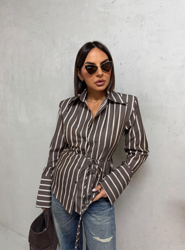Basic braon bela prugasta košulja visokih manžetni, strukirana pojasem na vezivanje sa naramenicama