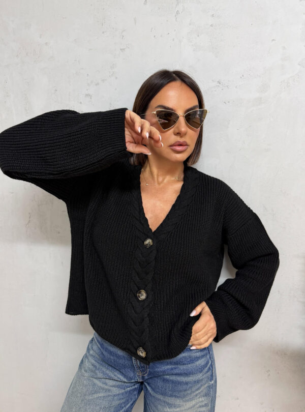 Crni džemper na kopčanje sa radom u vidu kika