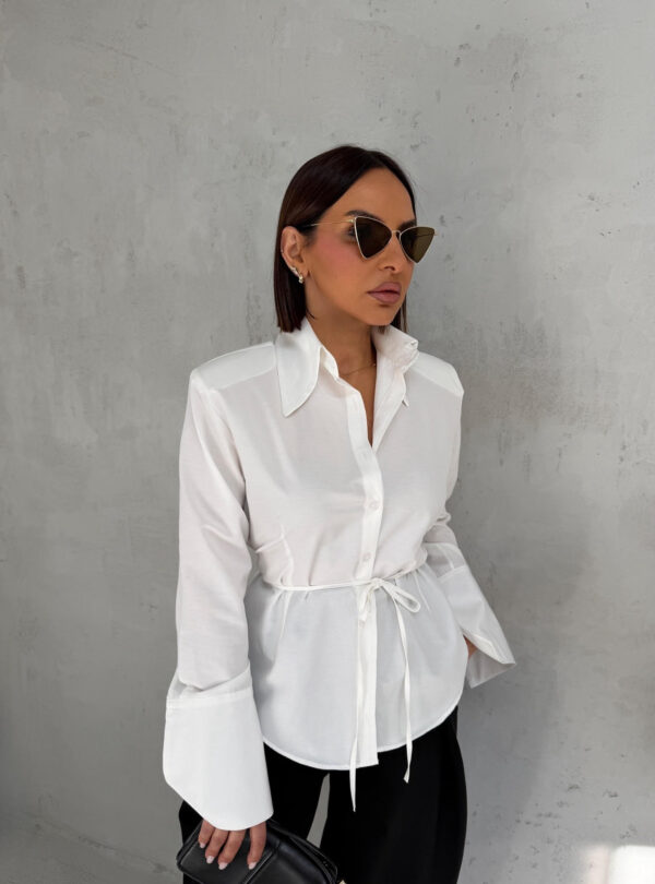 Basic bela košulja visokih manžetni, strukirana pojasem na vezivanje sa naramenicama