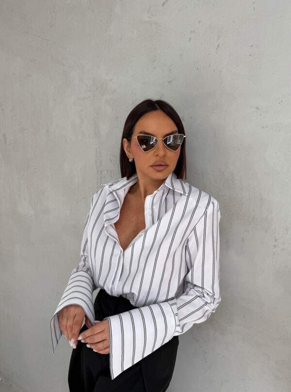 Basic prugasta bela košulja sa crnim prugama, visokih manžetni