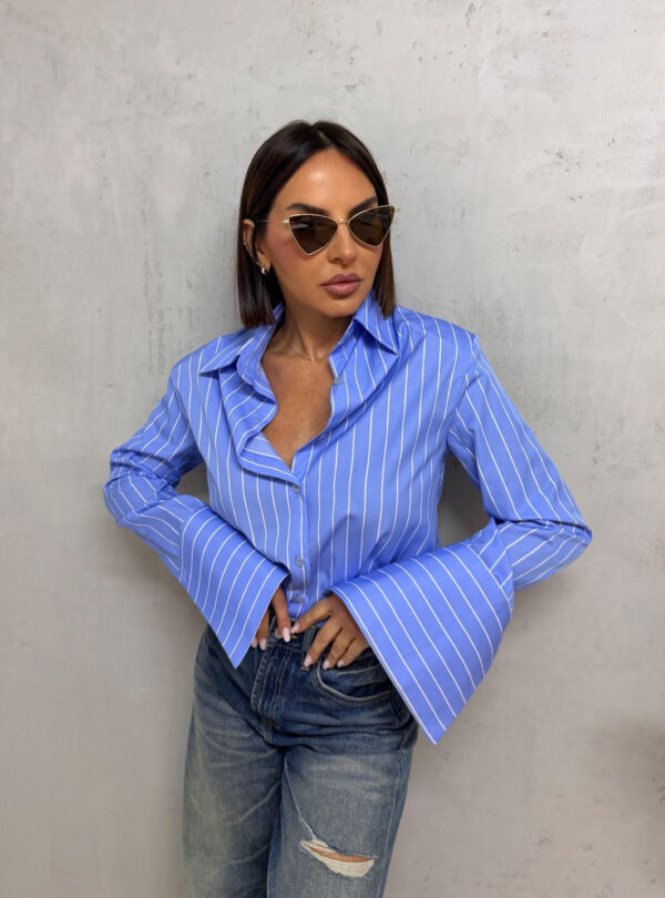 Basic prugasta plava košulja sa belim prugama, visokih manžetni