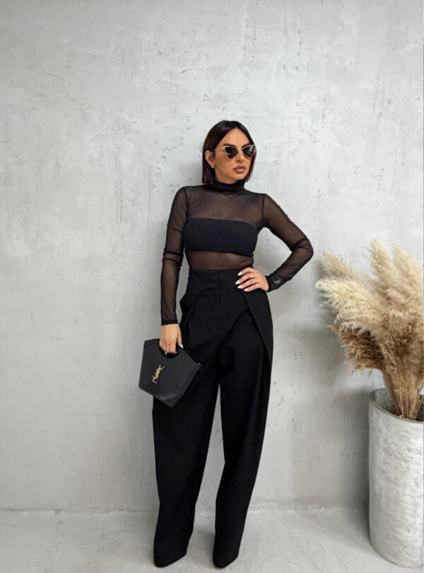 Široke trendi crne pantalone visokog struka širokog pojasa i sa naglašenim faltama