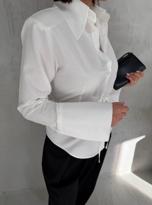 Basic bela košulja visokih manžetni, strukirana pojasem na vezivanje sa naramenicama