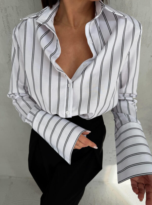 Basic prugasta bela košulja sa crnim prugama, visokih manžetni