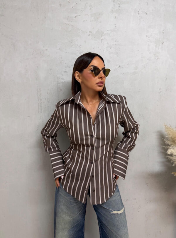 Basic braon bela prugasta košulja visokih manžetni, strukirana pojasem na vezivanje sa naramenicama