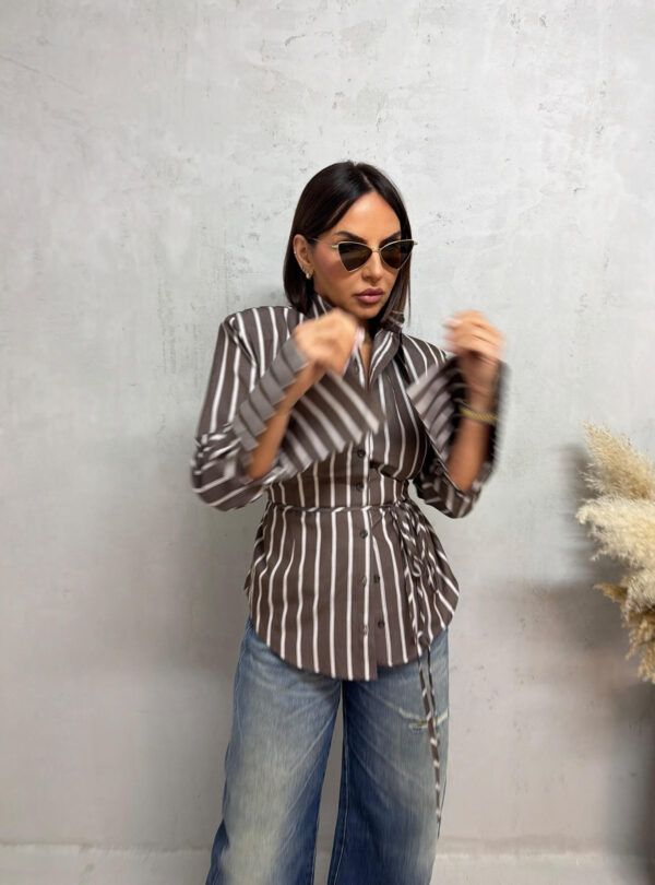 Basic braon bela prugasta košulja visokih manžetni, strukirana pojasem na vezivanje sa naramenicama