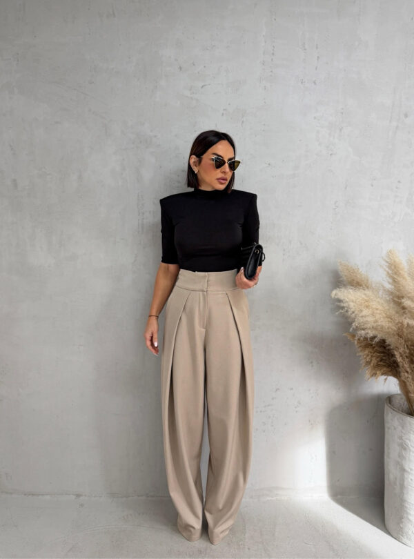 Široke trendi bež pantalone visokog struka širokog pojasa i sa naglašenim faltama