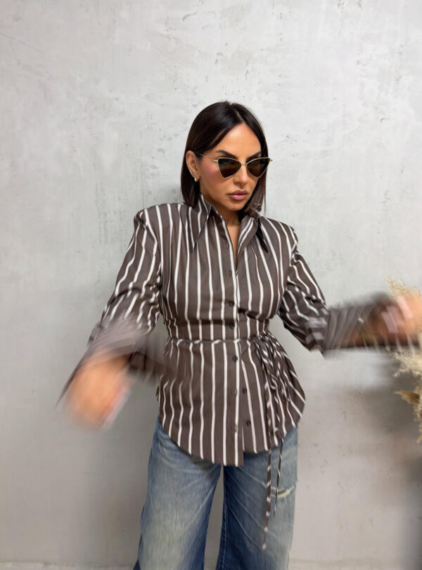 Basic braon bela prugasta košulja visokih manžetni, strukirana pojasem na vezivanje sa naramenicama