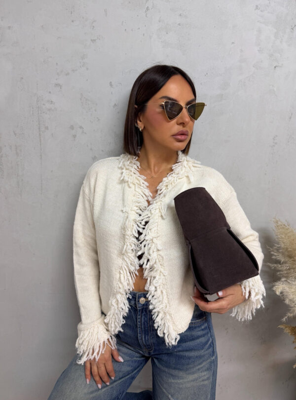 Beli džemper bez kopčanja sa ukrasnim resama