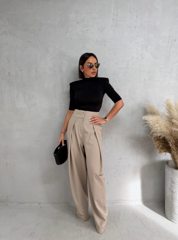 Široke trendi bež pantalone visokog struka širokog pojasa i sa naglašenim faltama